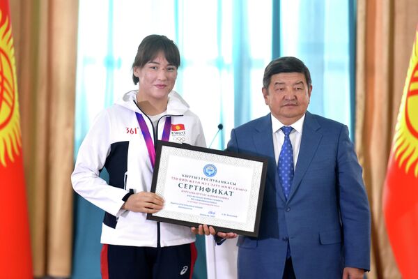 Күмүш медаль алган Нурзат Нуртаевага 750 миң сом берилди - Sputnik Кыргызстан