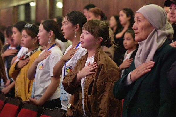Зрители во время исполнения гимна Кыргызстана - Sputnik Кыргызстан