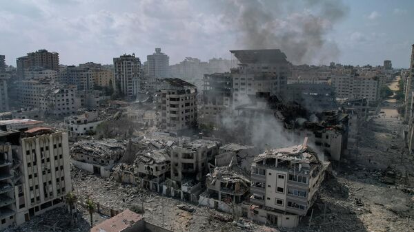 Вид на обломки зданий, пострадавших от израильского авиаудара, в городе Газа - Sputnik Кыргызстан