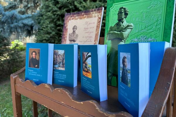 Также выставлены изданные КРСУ книги и полученные им награды - Sputnik Кыргызстан