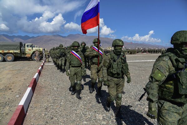 В них участвуют военнослужащие из России Беларуси, Казахстана, Кыргызстана, Таджикистана, а также оперативные группы Объединенного штаба и Секретариата ОДКБ - Sputnik Кыргызстан