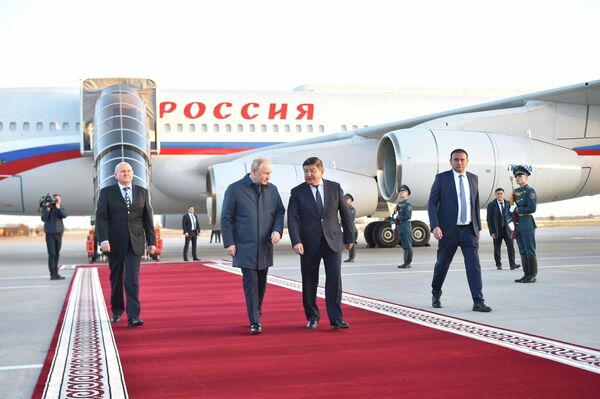 Владимир Путин прибыл в Кыргызстан утром 12 октября. В аэропорту 