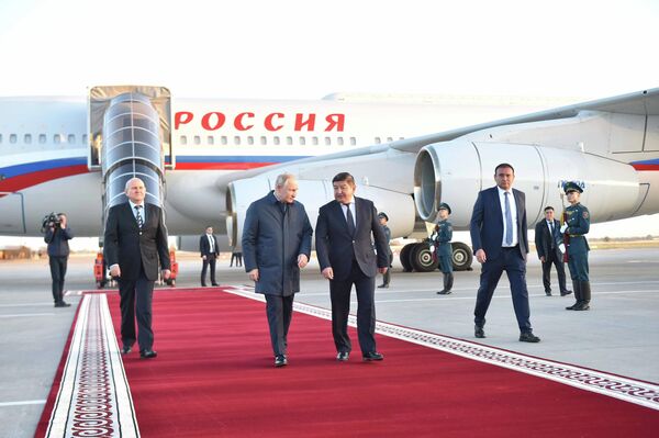 В аэропорту главу РФ встретил председатель кабмина Акылбек Жапаров - Sputnik Кыргызстан