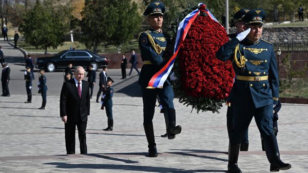 Президент РФ Владимир Путин на церемонии возложения цветов к Мемориалу погибшим в ходе трагических событий 1916 года, расположенному на территории комплекса Ата Бейит - Sputnik Кыргызстан