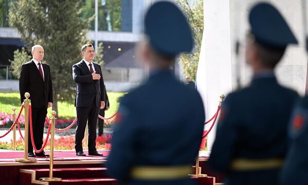Согласно протоколу, в ходе официального визита звучат гимны двух стран - Sputnik Кыргызстан