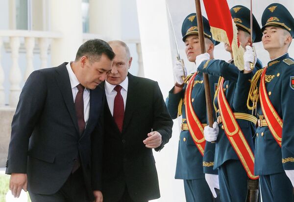 Во время церемонии встречи два президента активно общались - Sputnik Кыргызстан