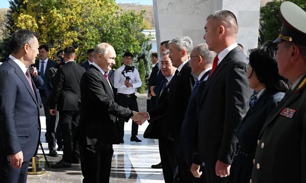 Владимир Путин Кыргызстандын делегация мүчөлөрү менен учурашып жатат - Sputnik Кыргызстан