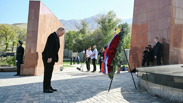 Президент РФ Владимир Путин возложил цветы к Мемориалу погибшим в ходе трагических событий 1916 года, на территории комплекса Ата Бейит - Sputnik Кыргызстан
