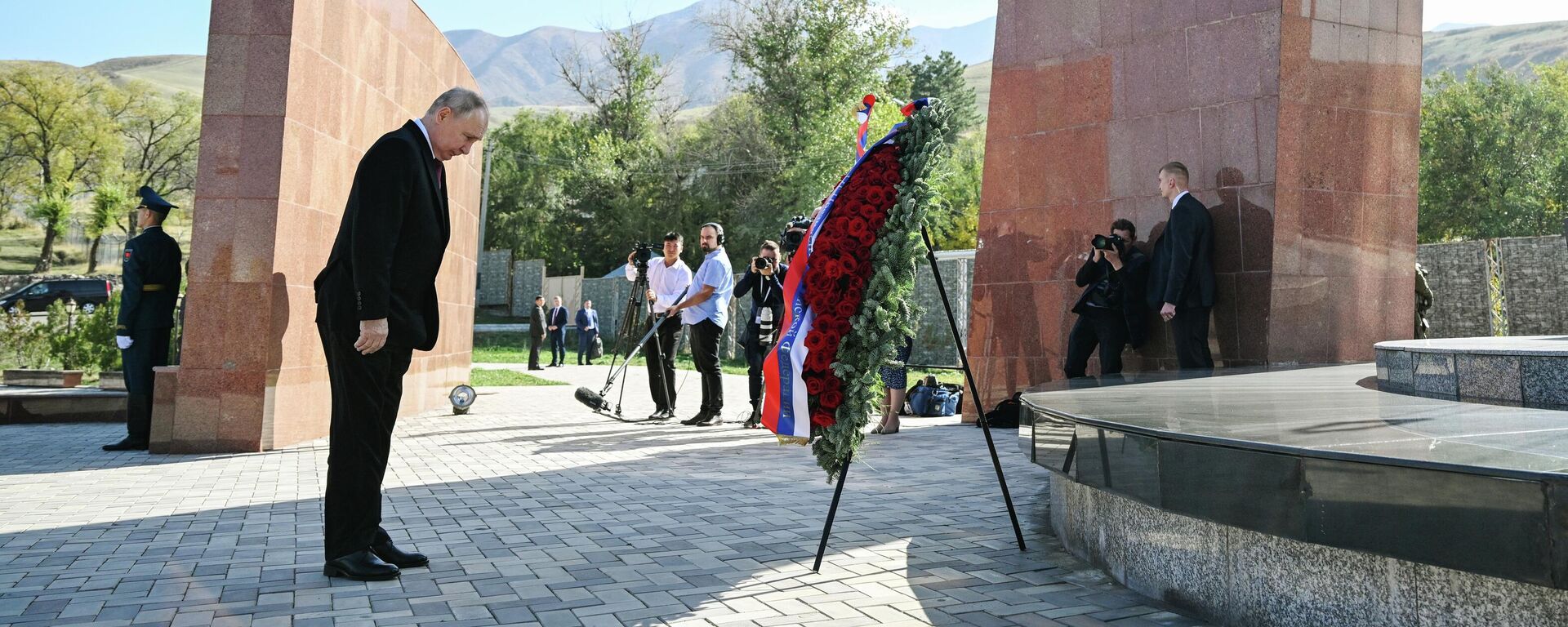 Президент РФ Владимир Путин возложил цветы к Мемориалу погибшим в ходе трагических событий 1916 года, на территории комплекса Ата Бейит - Sputnik Кыргызстан, 1920, 12.10.2023