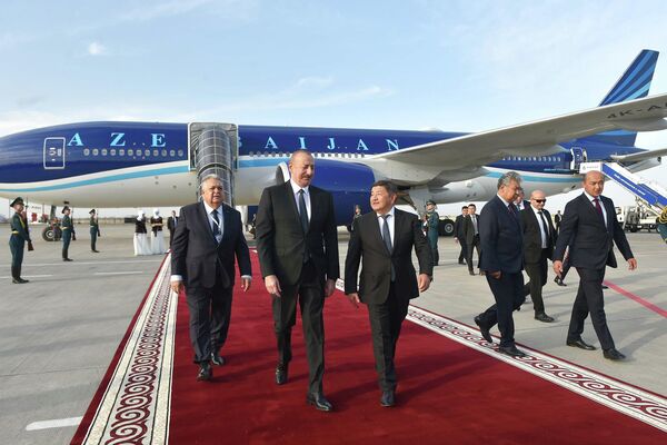 В аэропорту Алиева встретил председатель кабинета министров Акылбек Жапаров - Sputnik Кыргызстан