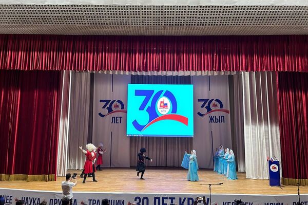В Кыргызско-Российском Славянском университете имени Б. Ельцина прошел концерт, приуроченный к 30-летию вуза - Sputnik Кыргызстан