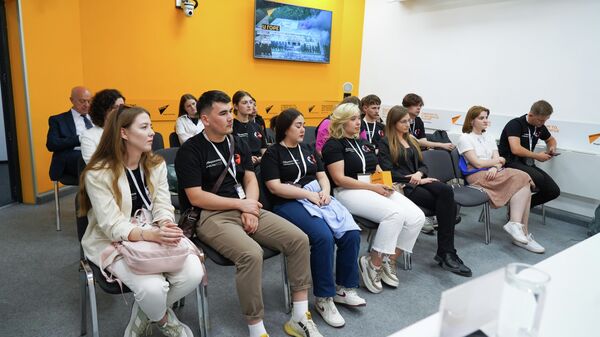 Журналисты Sputnik Кыргызстан встретились со студентами из трех стран. Видео - Sputnik Кыргызстан