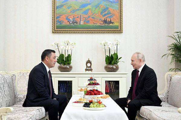 Жапаров и Путин беседуют за накрытым столом - Sputnik Кыргызстан