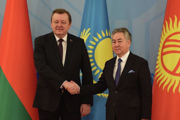 Министр иностранных дел КР Жээнбек Кулубаев с коллегой из Беларуси Сергеем Алейником - Sputnik Кыргызстан