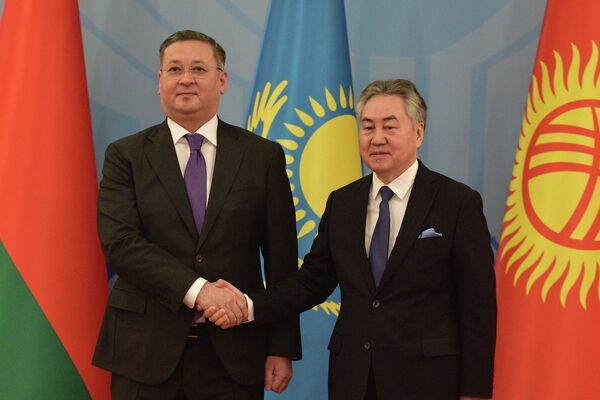 Министр иностранных дел КР Жээнбек Кулубаев с коллегой из Казахстана Муратом Нуртлеу - Sputnik Кыргызстан