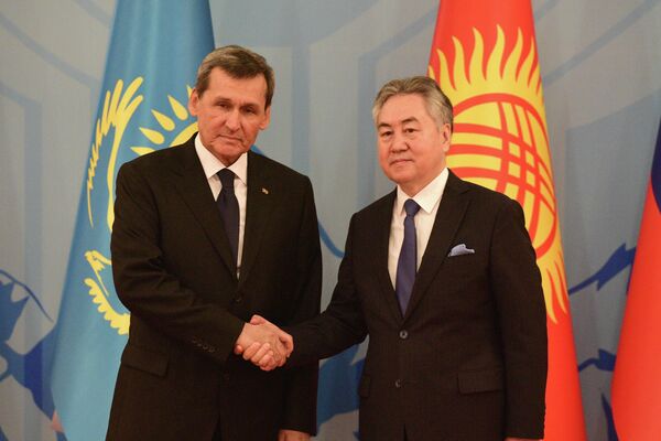 Министр иностранных дел КР Жээнбек Кулубаев с туркменским коллегой Рашидом Мередовым - Sputnik Кыргызстан