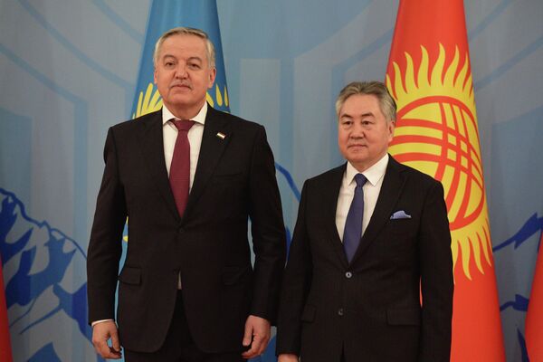 Министр иностранных дел КР Жээнбек Кулубаев с коллегой из Таджикистана Сироджиддином Мухриддином  - Sputnik Кыргызстан
