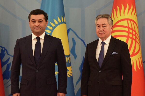 Министр иностранных дел КР Жээнбек Кулубаев с узбекским коллегой Бахтиером Саидовым - Sputnik Кыргызстан