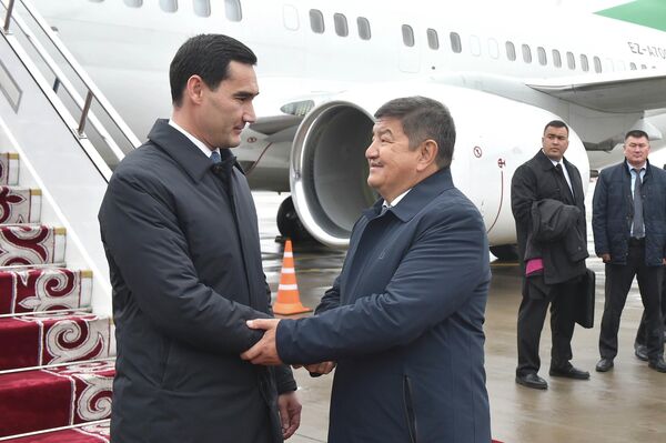 В аэропорту его встретил глава кабмина Акылбек Жапаров - Sputnik Кыргызстан