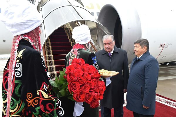 Тажикстан президенти бүгүн Бишкекте өтө турган КМШ мамлекеттеринин башчыларынын жыйынына катышмакчы - Sputnik Кыргызстан