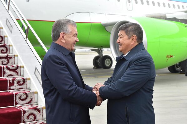 В аэропорту его встретил глава кабмина Акылбек Жапаров - Sputnik Кыргызстан