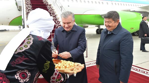 Как в Бишкеке встретили президента Узбекистана - Sputnik Кыргызстан