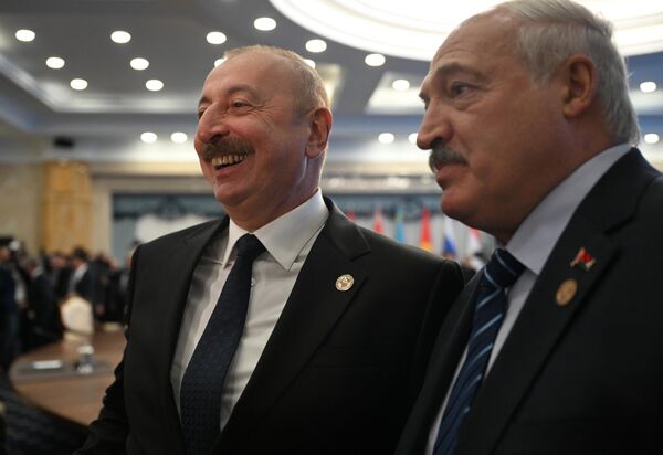 Азербайжандын президенти Ильхам Алиев менен Беларусь башчысы Александр Лукашенко - Sputnik Кыргызстан