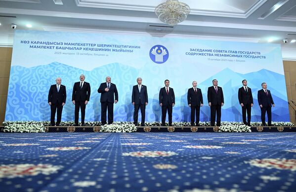 Церемония совместного фотографирования глав государств — участников СНГ - Sputnik Кыргызстан