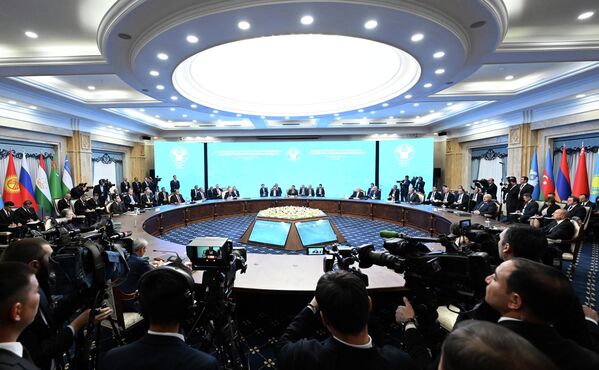 После переговоров президентов прошло  заседание саммита СНГ в расширенном формате - Sputnik Кыргызстан