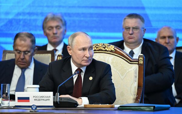 Путин Жапаровго меймандостугу үчүн ыраазычылык билдирди - Sputnik Кыргызстан