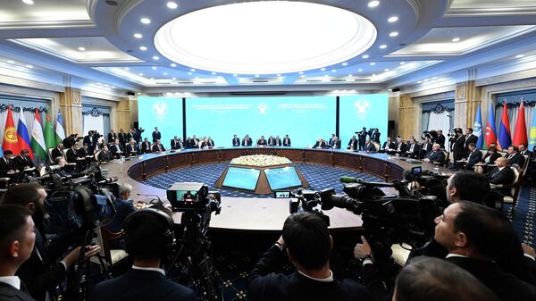 Бишкекте жолуккан КМШнын 8 президенти. Видео - Sputnik Кыргызстан