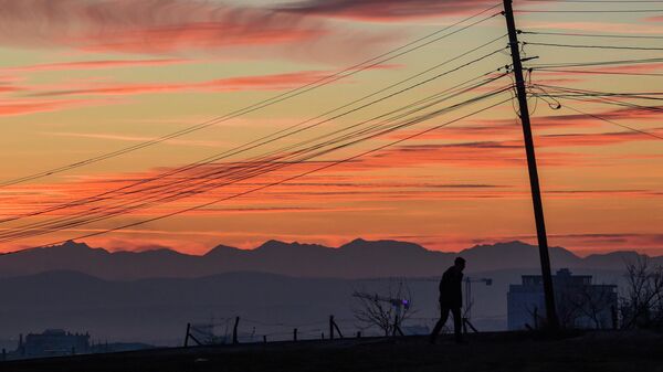 Линии электропередачи на закате. Архивное фото - Sputnik Кыргызстан