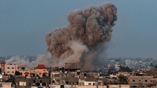 Шлейфы дыма поднимаются над зданиями во время израильского удара по Рафаху на юге сектора Газа. - Sputnik Кыргызстан