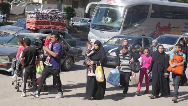 Палестинцы эвакуируется из сектора Газа после атаки Израиля - Sputnik Кыргызстан