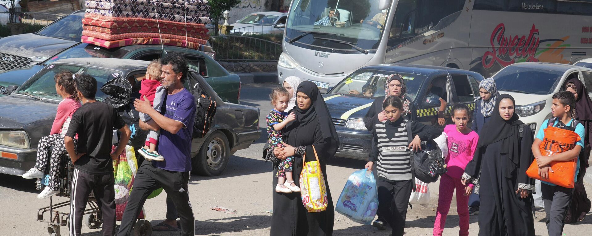 Палестинцы эвакуируется из сектора Газа после атаки Израиля - Sputnik Кыргызстан, 1920, 16.10.2023