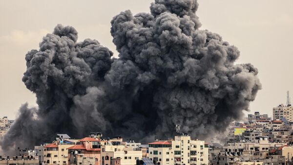 Столб дыма поднимается в небе над сектором Газа после авиаудара Израиля - Sputnik Кыргызстан
