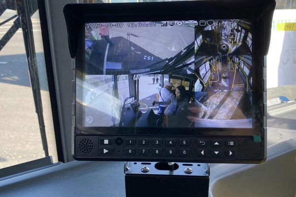 В салонах автобусов установлена система видеонаблюдения, что повышает уровень безопасности во время поездки - Sputnik Кыргызстан