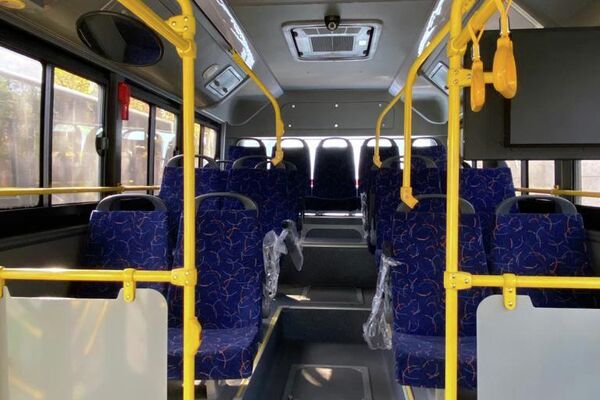 Общественный транспорт произведен в Китае и рассчитан на перевозку 85 человек, в каждом автобусе 29 сидячих мест, два из них предназначены для людей с ограниченными возможностями здоровья - Sputnik Кыргызстан