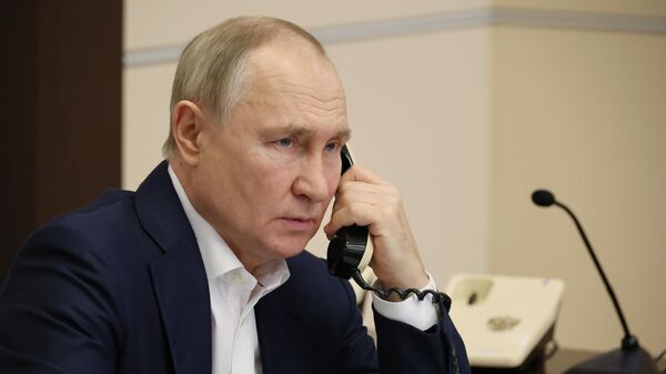 Россия лидери Владимир Путин телефон аркылуу сүйлөшүү учурунда. Архив - Sputnik Кыргызстан