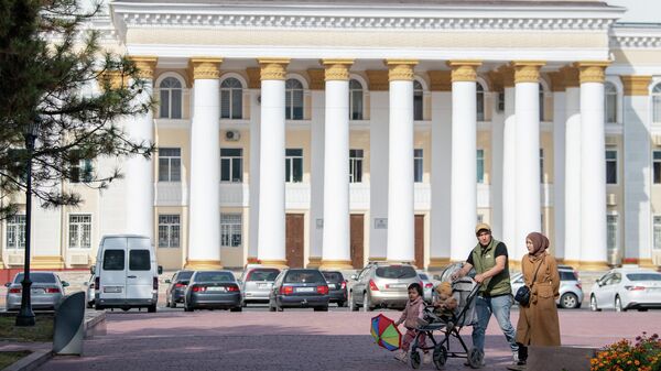 Семья на прогулке у здания правительства КР в Бишкеке - Sputnik Кыргызстан
