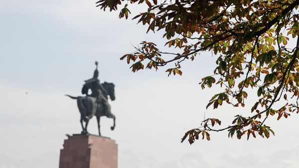 Пожелтевшие листья на фоне памятника Манас в Бишкеке - Sputnik Кыргызстан