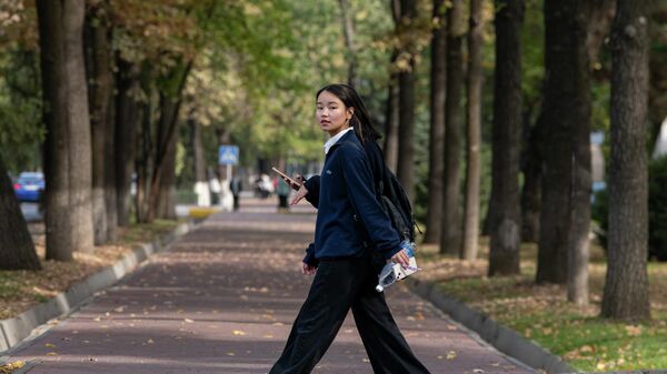 Девушки на прогулке в одном из парков Бишкека - Sputnik Кыргызстан