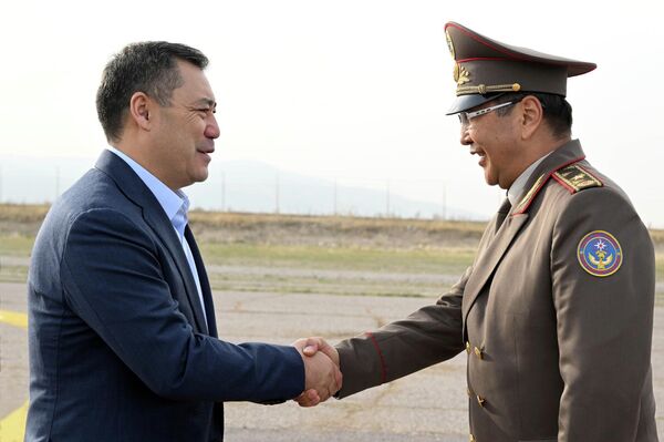 Президент Садыр Жапаров передал МЧС Кыргызстана вертолет Ми-8 МТВ-1, предназначенный для спасения людей и оказания экстренной помощи - Sputnik Кыргызстан