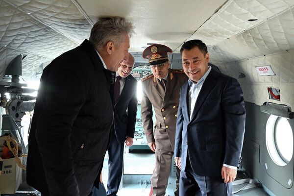 Президент напомнил, что в прошлом году была достигнута договоренность с Россией об оказании технической помощи в виде 40 единиц пожарной техники и вертолета общей стоимостью 20 миллионов долларов - Sputnik Кыргызстан