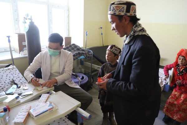 В экспедицию вошли педиатр, терапевт, стоматолог, гинеколог, которые в условиях высокогорья на высоте 4200 метров в течение трех дней проводили медицинский осмотр и лечение более 600 местных жителей - Sputnik Кыргызстан