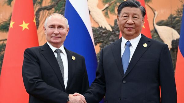 Россия лидери Владимир Путин Кытай төрагасы Си Цзиньпин менен Пекиндеги эки тараптуу жолугушууда  - Sputnik Кыргызстан