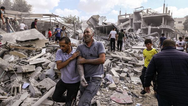 Палестинцы возле завалов после израильского авиаудара - Sputnik Кыргызстан