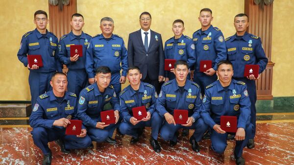 Кыргызстанских спасателей наградили медалью МЧС России - Sputnik Кыргызстан