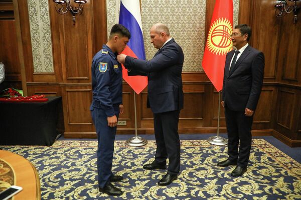 12 кыргызстанских спасателей награждены медалью МЧС России, сообщает пресс-служба МЧС Кыргызстана - Sputnik Кыргызстан
