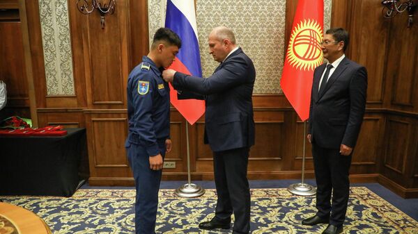 Вручение медалей спасателям МЧС КР - Sputnik Кыргызстан